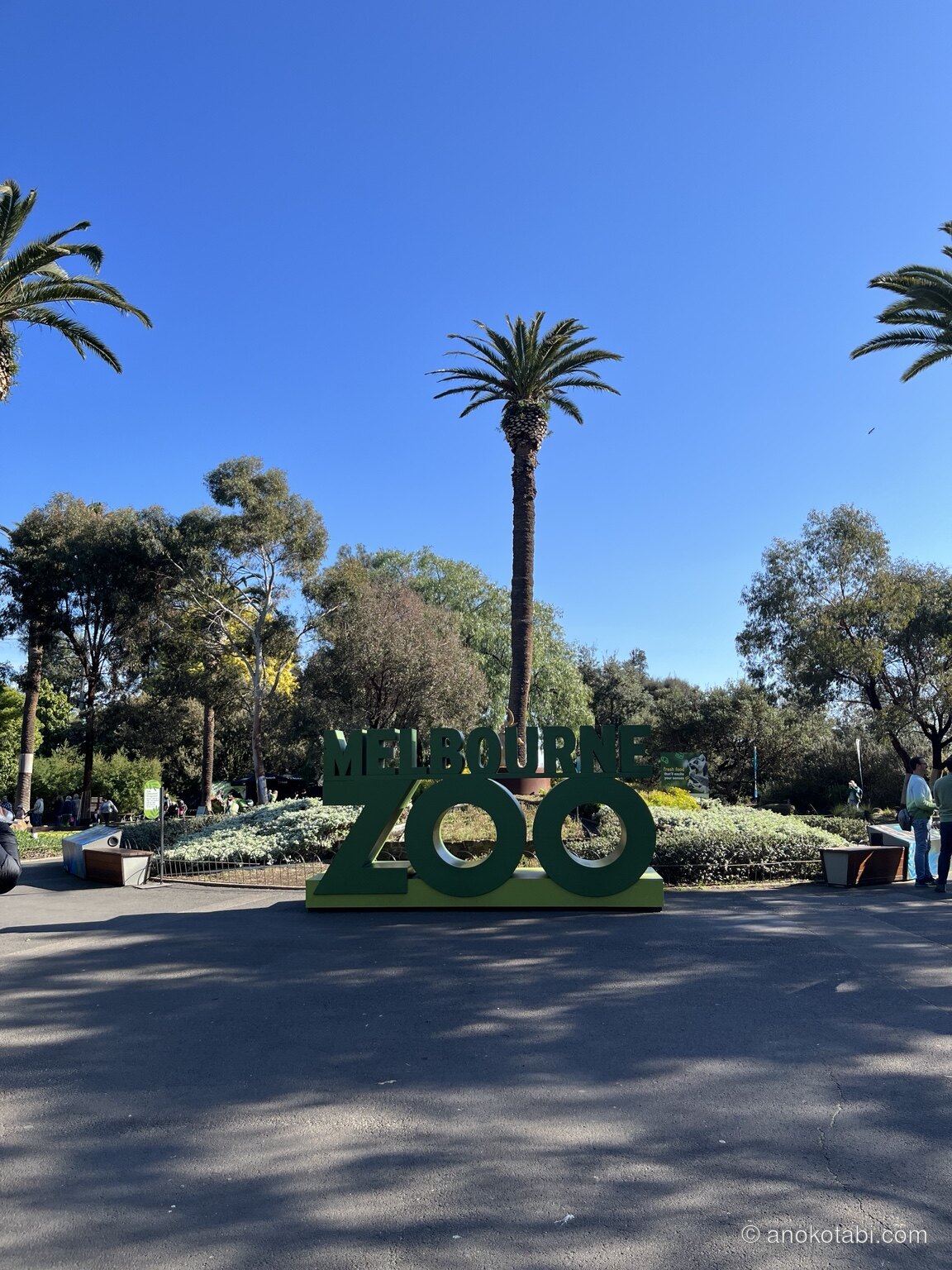 2024年8月に訪れたメルボルン動物園の入口にあるMELBOURNE ZOOのサイン