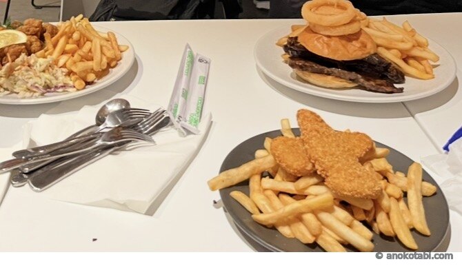 ペンギンパレード観覧後に現地で食べたフライドポテトや揚げ物の夕食